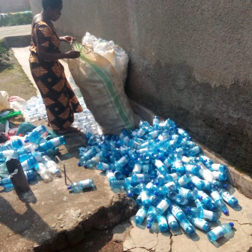 Musanze: Mukanemeye na Nyiramwiza barishimira iterambere bagezeho babikesha ubucuruzi bw'ibikoresha byakoze