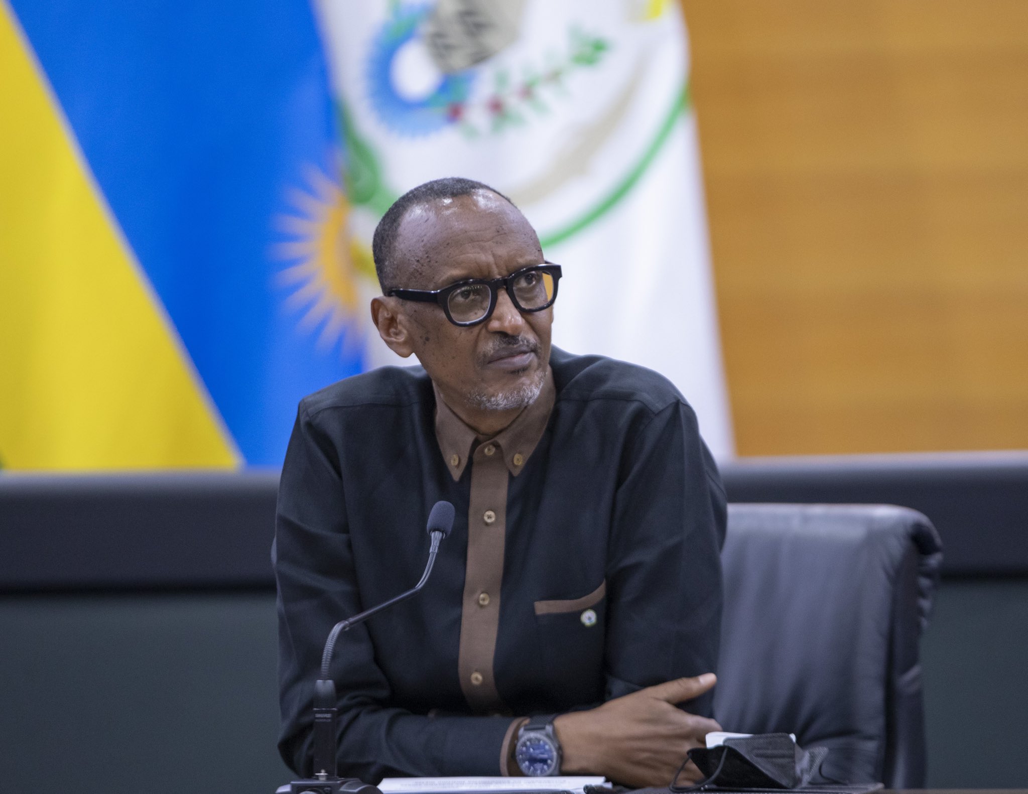 Perezida Kagame yasabye abantu kutirara mu kurwanya COVID-19 mu gihe berekeza mu minsi mikuru