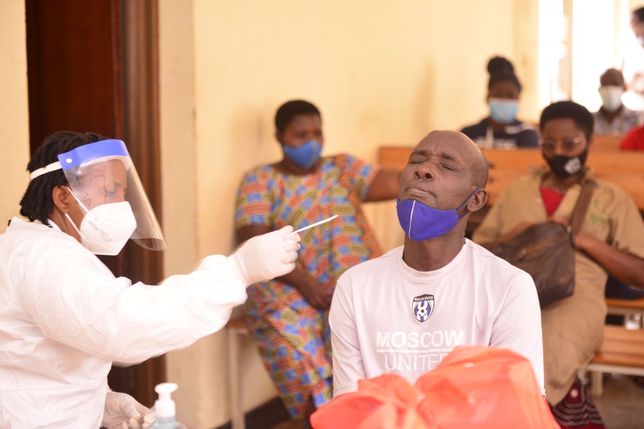 Kigali: Abantu 100 bari gusuzumwa COVID-19 muri buri murenge ku buntu