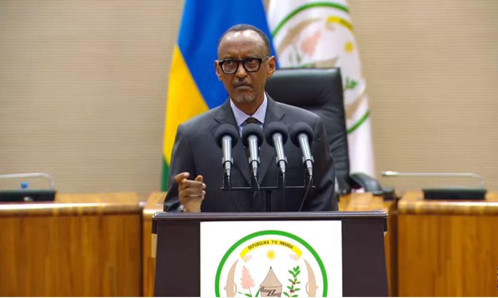 Perezida Kagame yashenguwe n'abayobozi barebereye inyamanswa zirya inka zo mu Gishwati zigera ku nyana 50