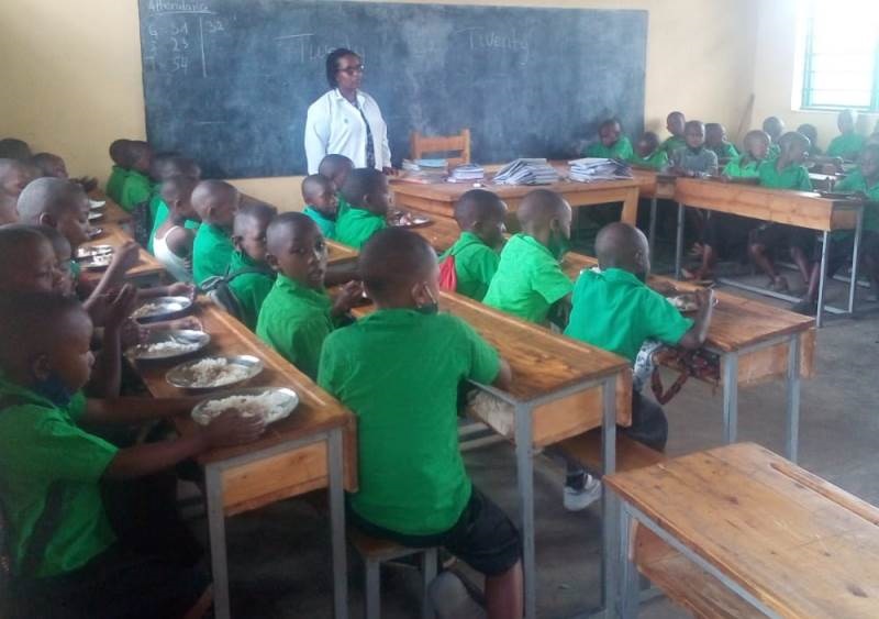 Musanze: Abanyeshuri n'ababyeyi bishimiye uburyo kugaburira abana bose ku ishuri bigiye kuzamura imyigire