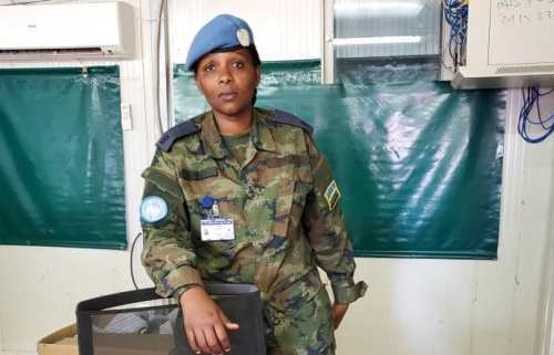 Abagore bari mu butumwa bw'amahoro bafasha imiryango kwigirira icyizere. Major Stella Uwineza