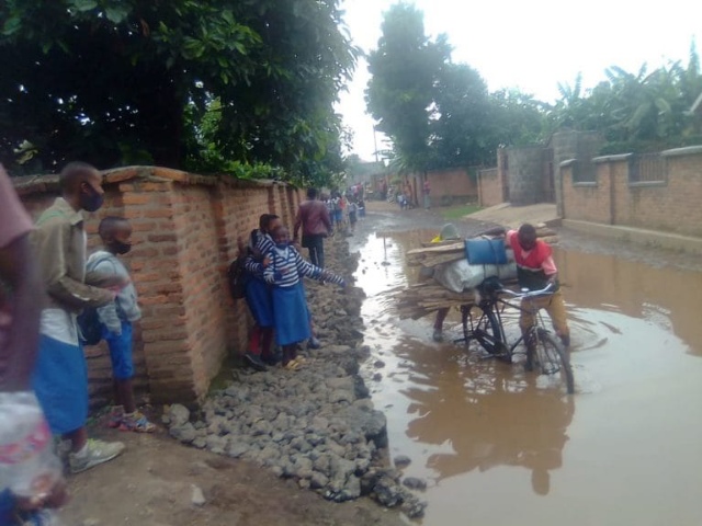 Musanze: Barinubira amazi yafunze umuhanda none ubuzima bwabo buri mu kaga