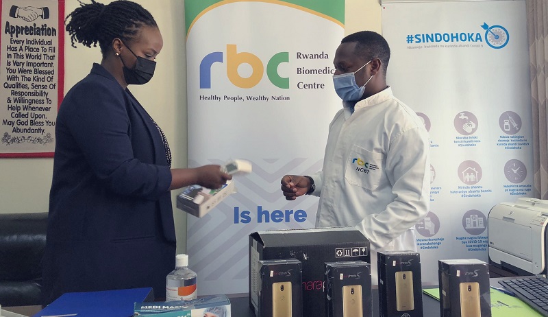 Imbuto Foundation yahaye RBC ibikoresho by'Abajyanama b'Ubuzima mu kwirinda COVID