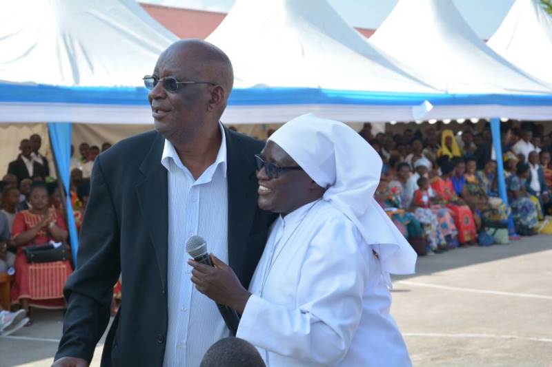 Mukamukiga yagabiwe inka na Charles Butera, kubera kudatererana umwana utwite