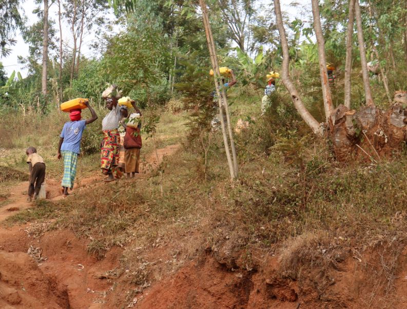 Gisagara:kutagira amazi n'ibicanwa byongerera abagore imvune muri ya mirimo bakora idahabwa agaciro