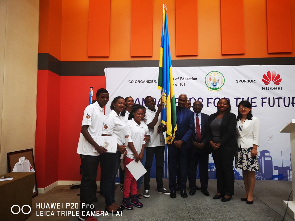 Abanyeshuli 8 ba Kaminuza y'u Rwanda bagiye mu mahugurwa, Huawei mu gihugu cy'Ubushinwa