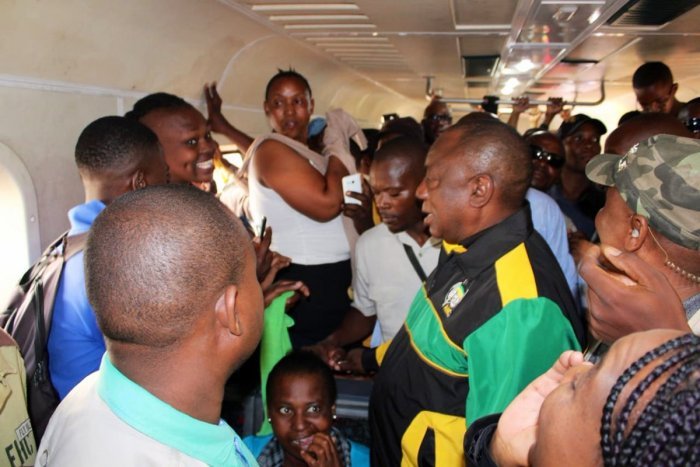 PEREZIDA RAMAPHOSA YATEZE GARI YA MOSHI AFATANYA N' ABAGENZI KWINUBIRA SERIVISE MBI BAHAWE