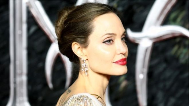 Angelina Jolie avuga ko abagore bakomeye 'bagirwa n'abagabo babari hafi'