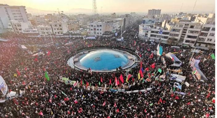 Iran: Ibihumbi by'abaturage byitabiriye umuhango wo gusezera kuri Gen Soleimani wishwe na Amerika