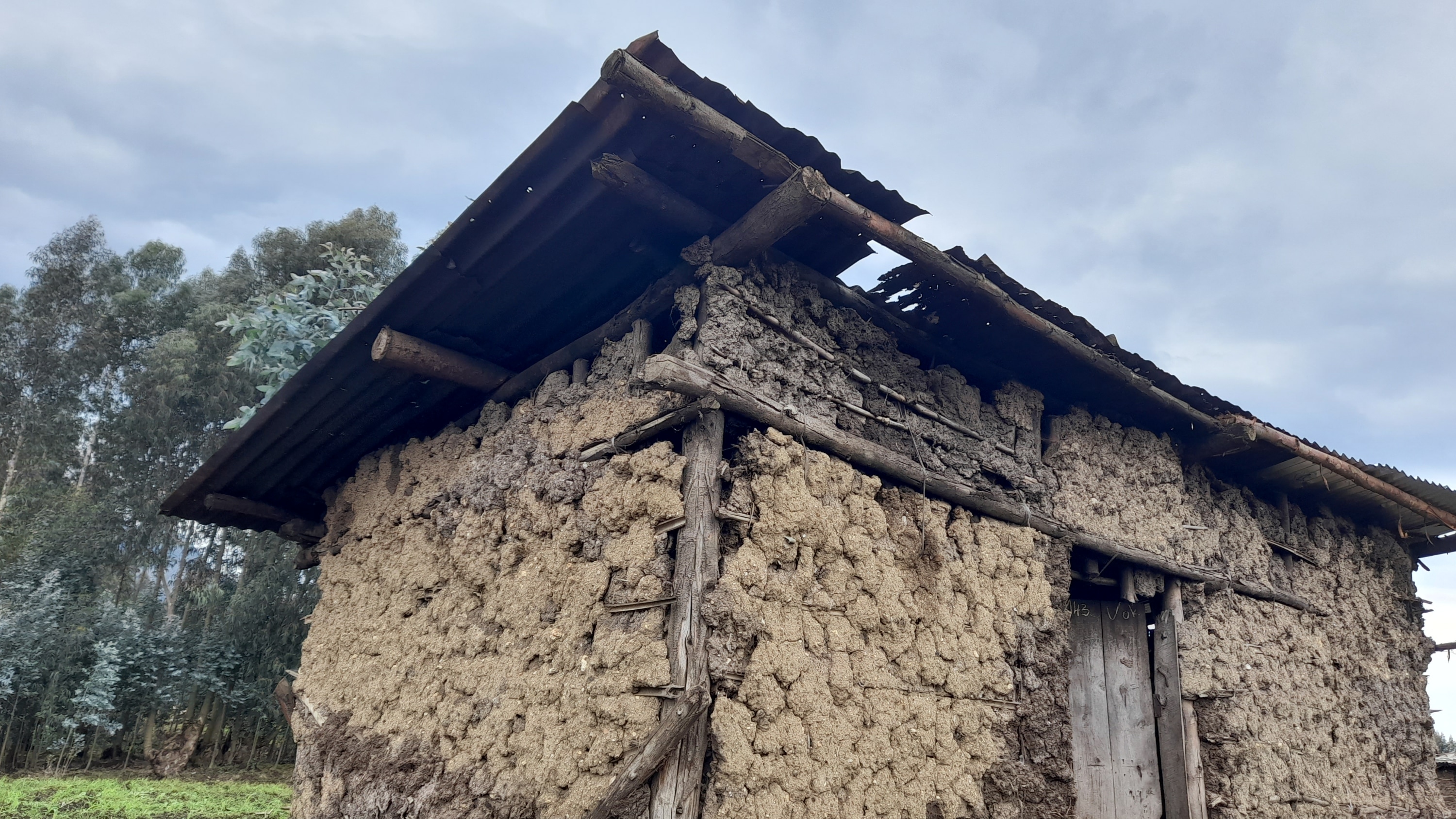 Rubavu: Hari umuturage uba mu nzu isa no kurara hanze