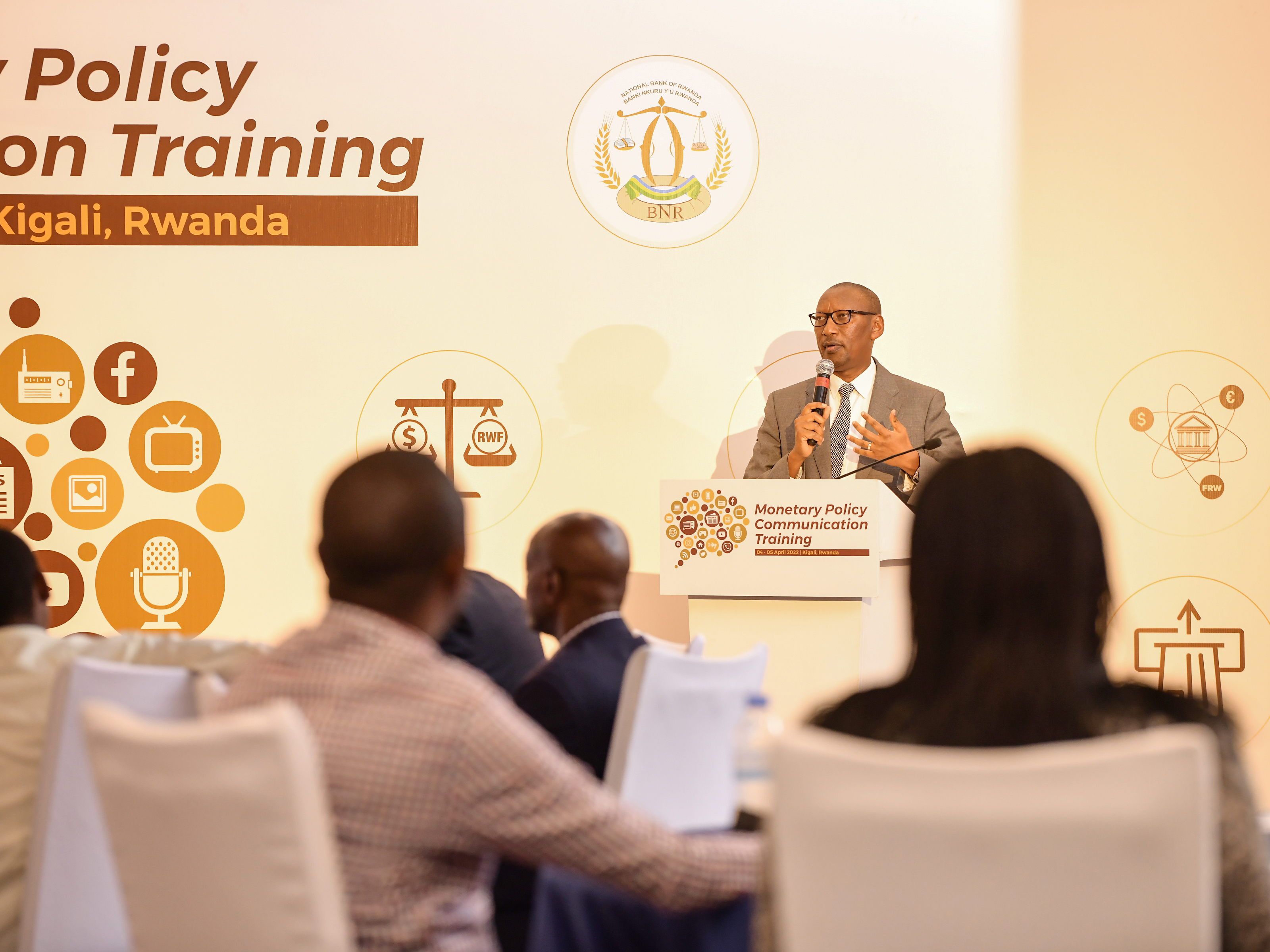 Amaherezo ni ayahe ku kinyuranyo gihora hagati y'ibyoherezwa n'ibiva mu mahanga? Gov. Rwangombwa yabivuzeho