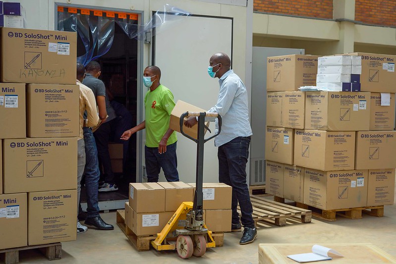 Mu minsi 10 abarenga miliyoni imwe bagiye gukingirwa COVID19 mu turere 12