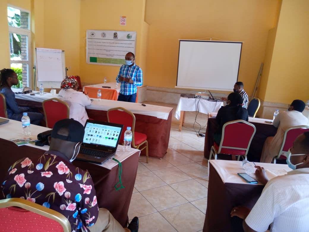 Musanze :Abakora uburaya barasaba uburengenzira bwabo muri serivisi zitandukanye bakenera