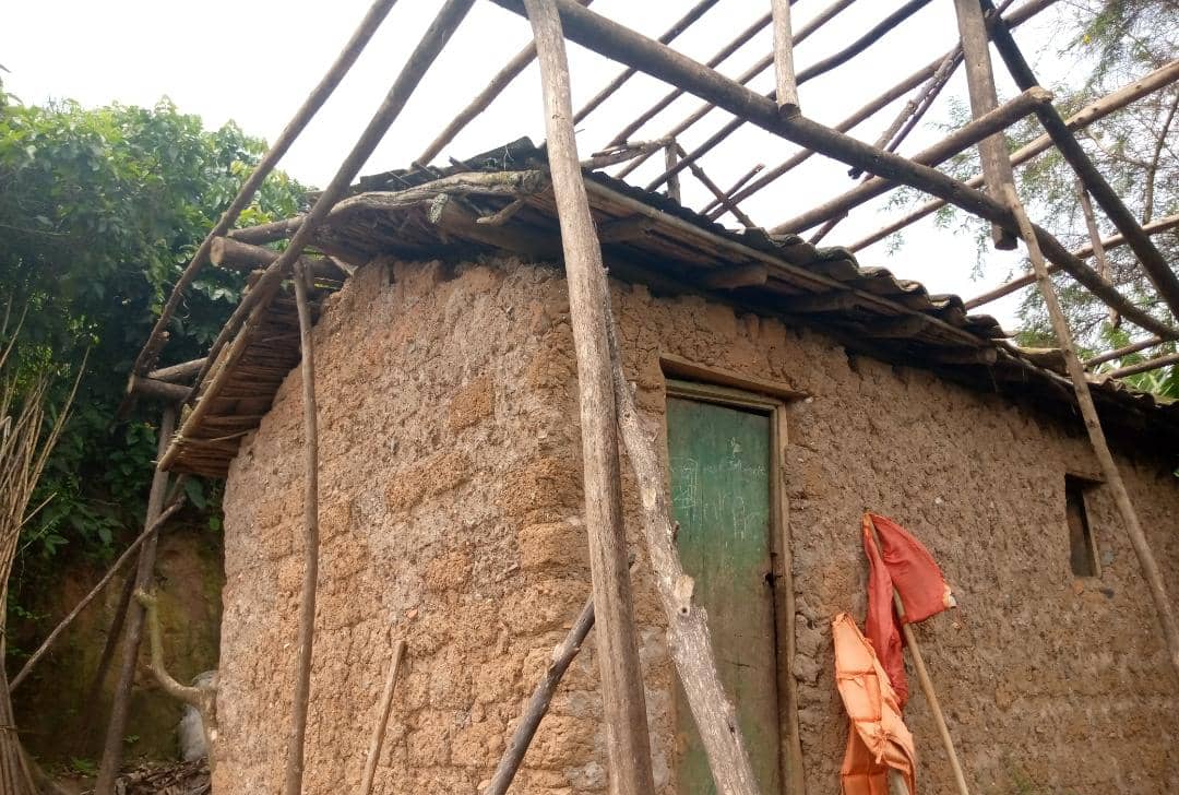 Burera: Umurenge wabeshye umuturage kumuha isakaro none inzu igiye kumugwaho ataribonye, abayobozi ntacyo bashaka kubivugaho