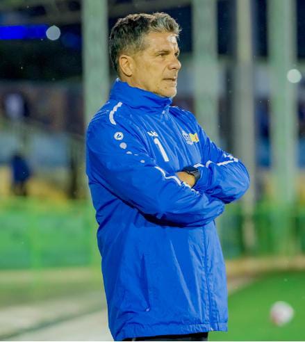 Mu mvugo ikarishye Umutoza wa Rayon Sports yeruye impamvu atajya yishyura itike yo kureba umupira ku kibuga