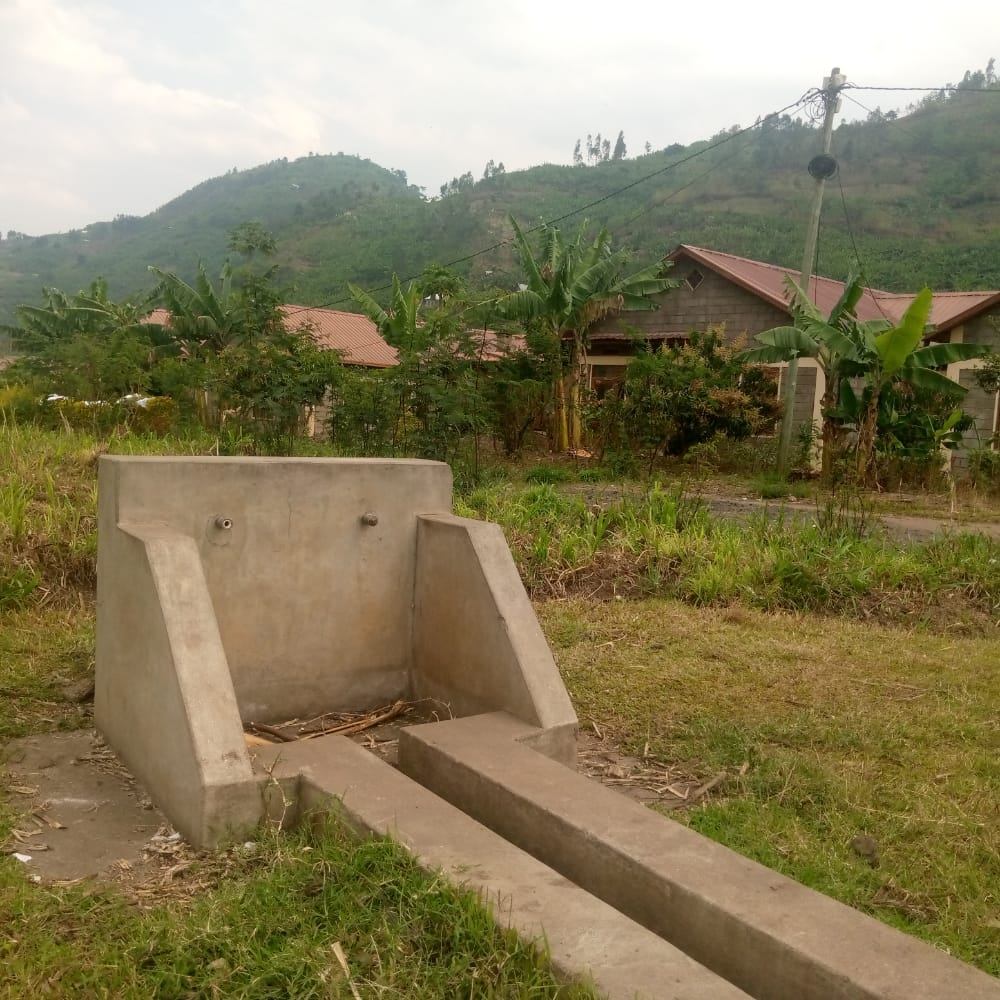 Nyabihu: Impuruza ku batujwe mu mudugudu w'Icyitegerezo wa Kazirankara basigaye bavoma umugezi wa Mukungwa