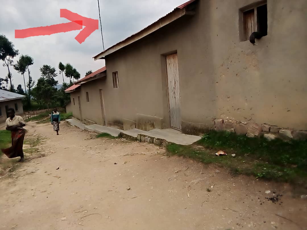 Ngororero: Mu mudugudu wa Gatomvu imyaka ibaye 5 Abasigajwe inyuma n'amateka baba mu kizima kandi insinga z'amashanyarazi zibaca hejuru