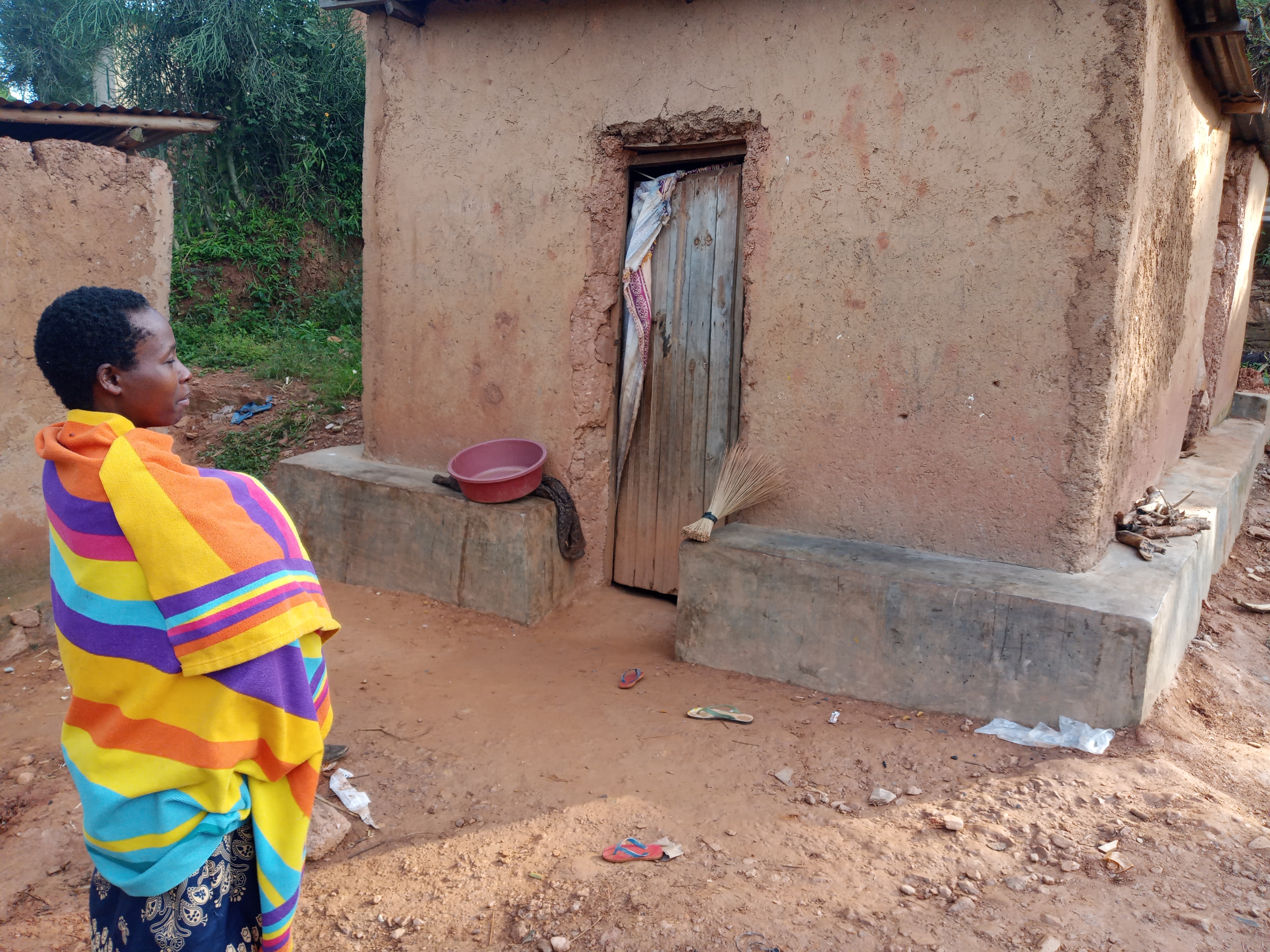 Kicukiro: Abaturage bavuga ko batongera gufasha umuturage mugenzi wabo batarabona ibyo bamufashije mbere aho ubuyobozi bwabishyize