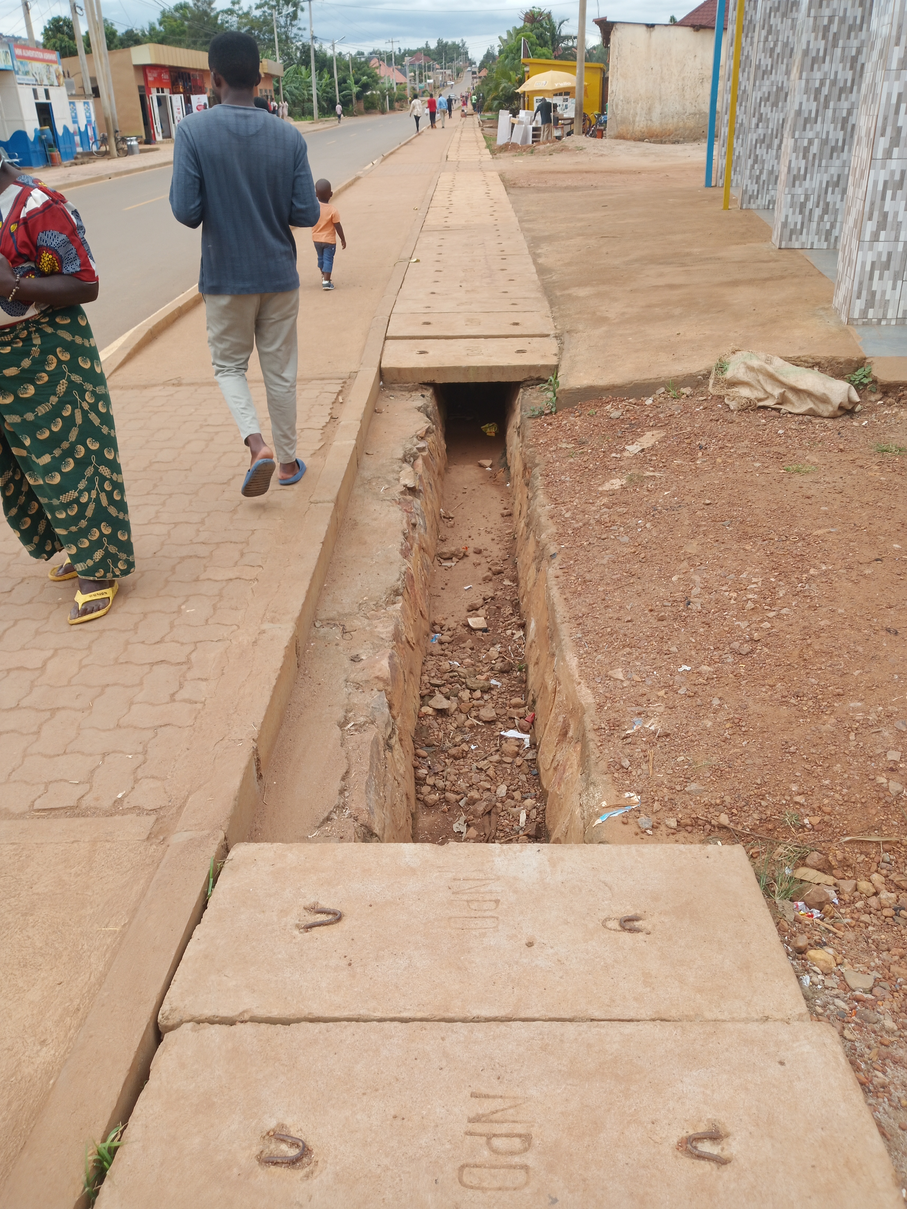 Kicukiro: Umuhanda warubatswe ariko bawusiga inzira z'abagenzi zituzuye, ushobora kugwamo abana