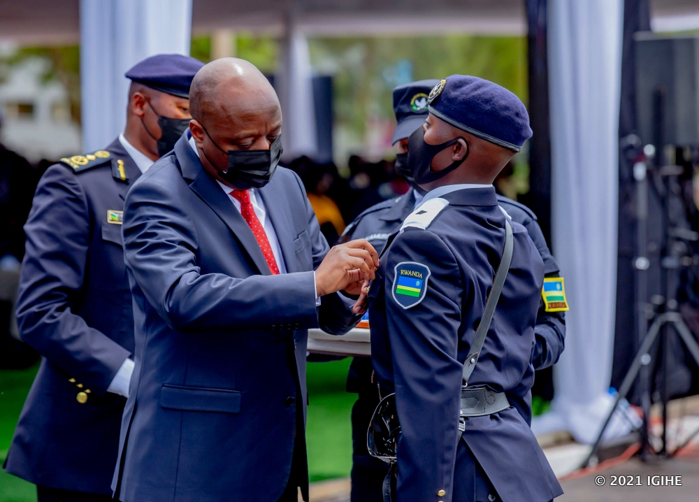 Minisitiri w'Intebe Dr Ngirente yahaye ipeti ba Ofisiye Bato 656 ba Polisi y'u Rwanda barimo abakobwa 80