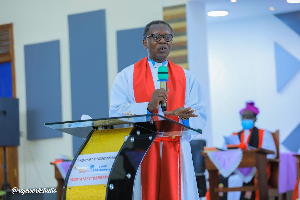 Pasiteri Antoine Rutayisire yikomye inkumi ziza mu rusengero gukina "Pornographies" 