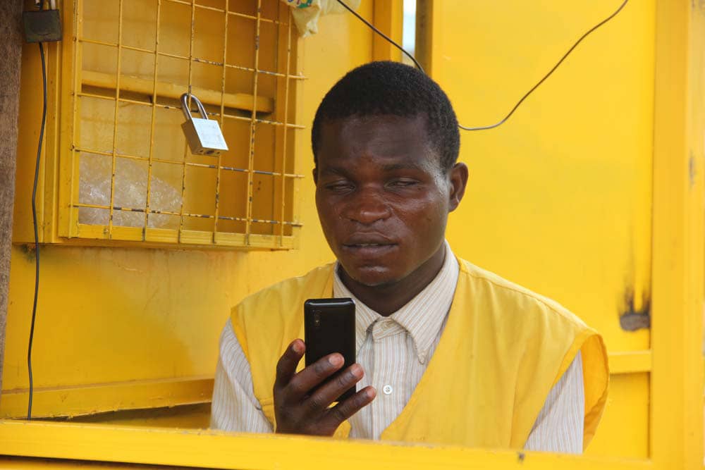 Nyamasheke: Acuruza serivisi z'itumanaho kandi afite ubumuga bwo kutabona