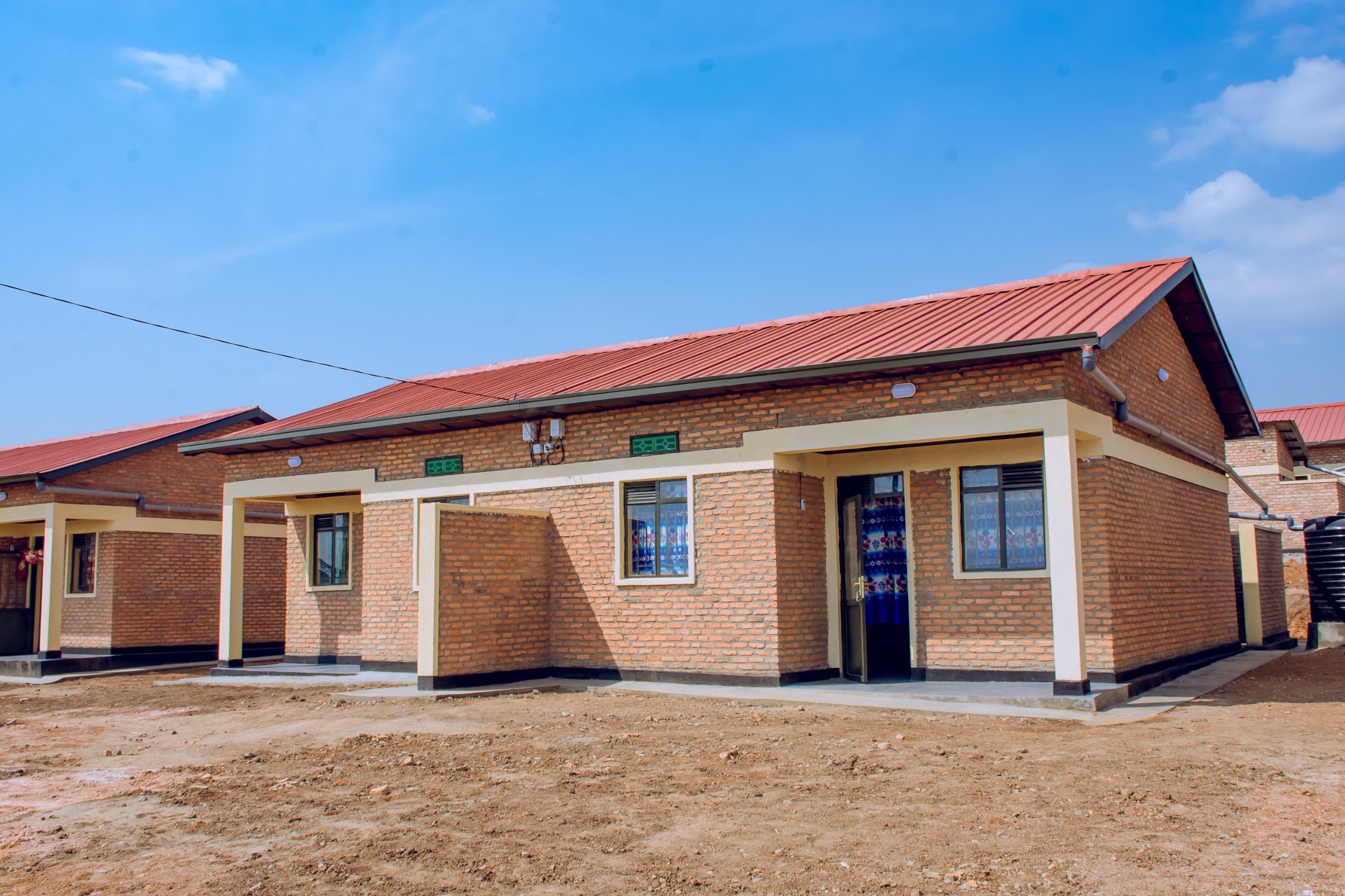 MU KARERE KA NYAGATARE HATASHYWE INZU 16 ZUBAKIWE ABATURAGE BATISHOBOYE.