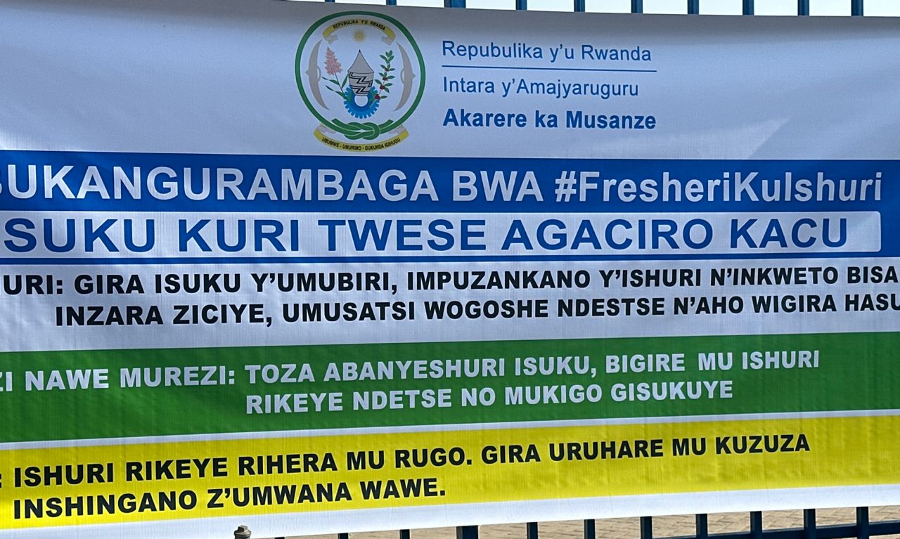 Minisitiri Uwimana Consolée asanga isuku ikwiye gutangirira mu bakiri bato 