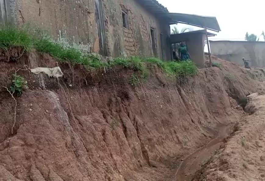 RUTSIRO: Abaturage baravuga ko bari kubarirwa imisoro ku nyubako zasenywe