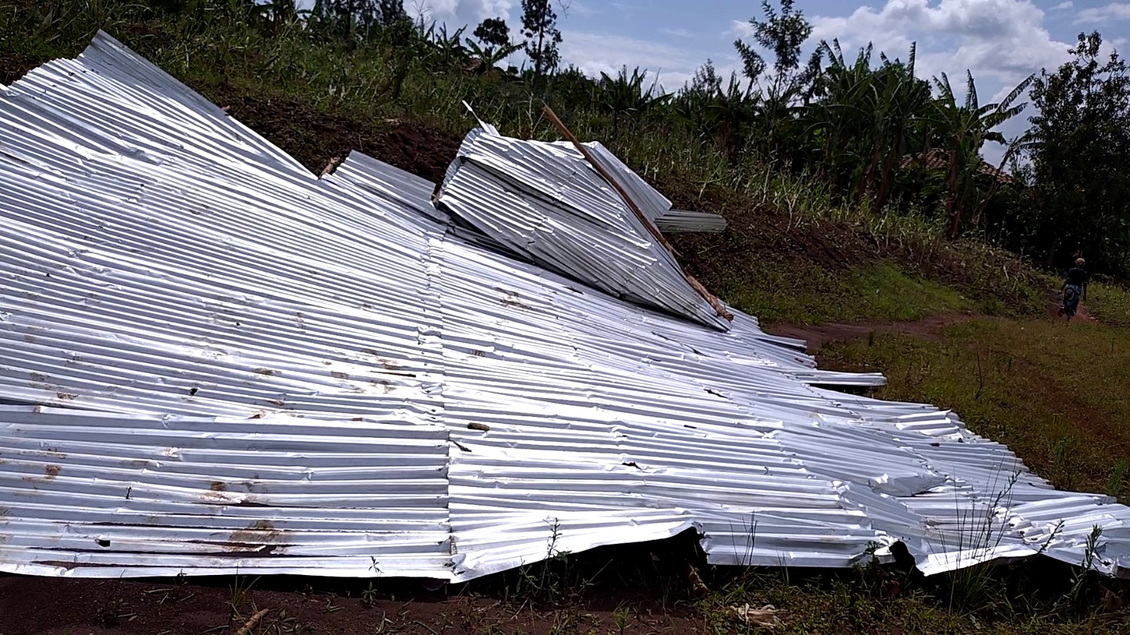 Gisagara: Imvura yasenye amazu abandi ibangiriza imyaka.