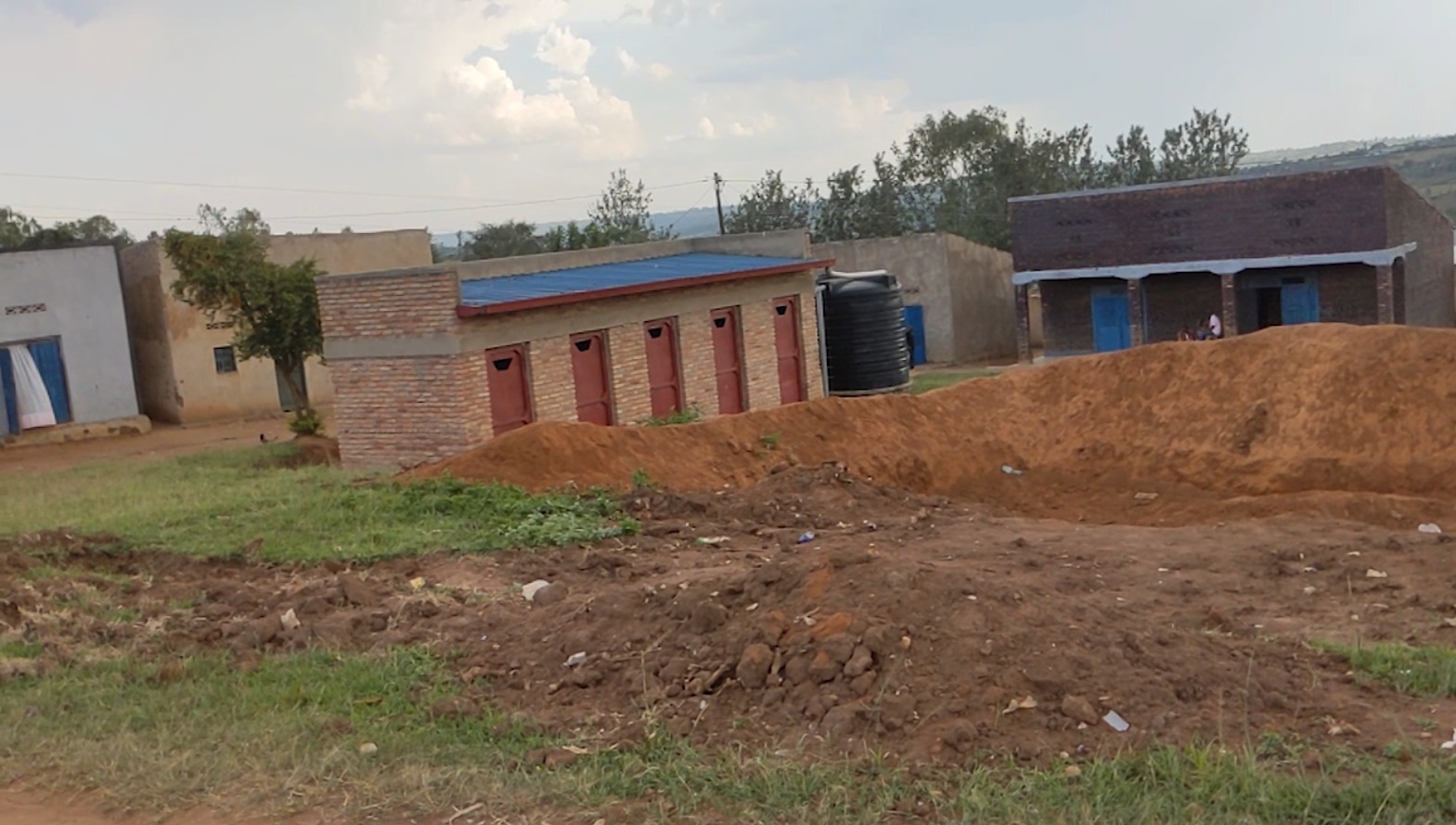 NYAGATARE: Ubwiherero rusange bwubatswe hagati mu ngo z'abaturage