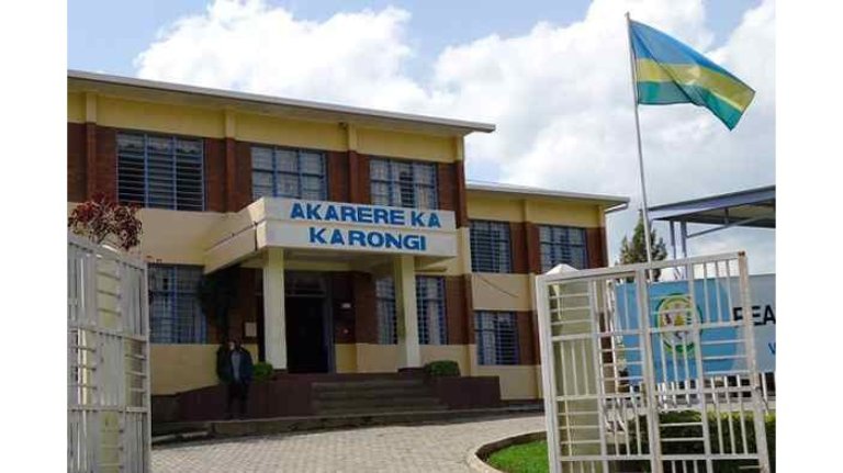 Karongi: Haravugwa inkoni ku batarikingiza COVID 19